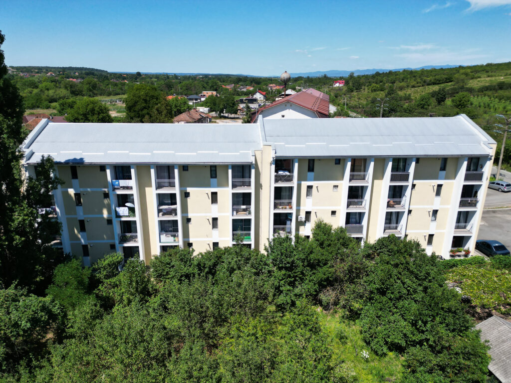 Residential block, Șomcuta Mare, Romania — overall view
