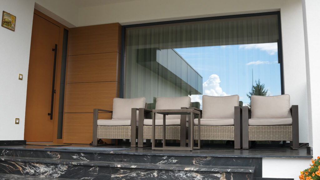 Detached house — covered terrace