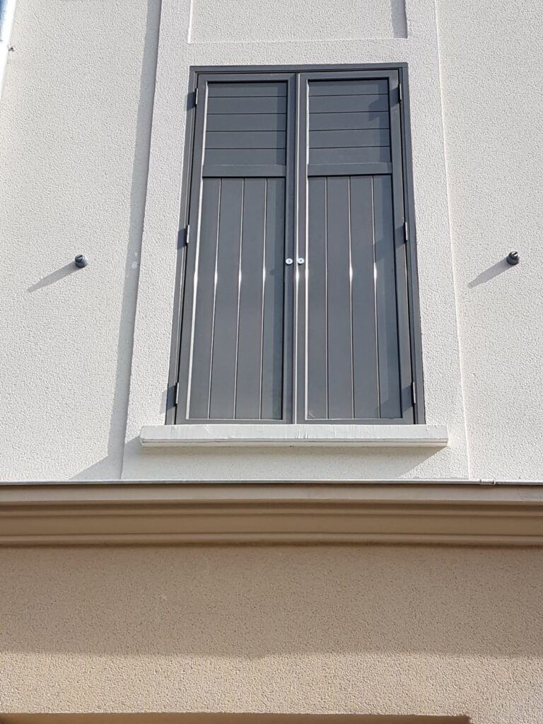 Imobil de locuințe, Meaux, Franța — detaliu de fațadă