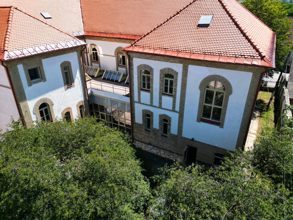 Șomcuta Mare Town Hall, Romania — roof and window detail