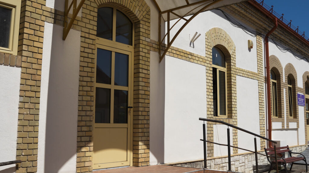 Șomcuta Mare Town Hall, Romania — entrance