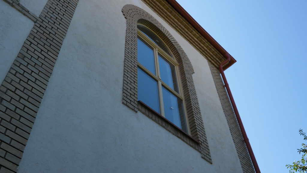 Șomcuta Mare Town Hall, Romania — arched window
