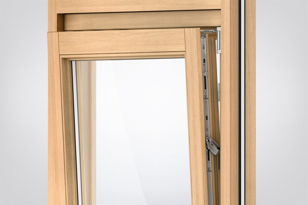 Componentele TiltSafe Roto NX in faltul unei ferestre din lemn batate